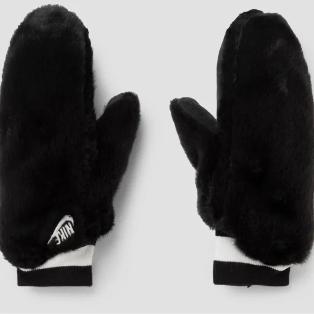 Nike women’s mittens with faux fur on the outside and soft fleece on the inside
